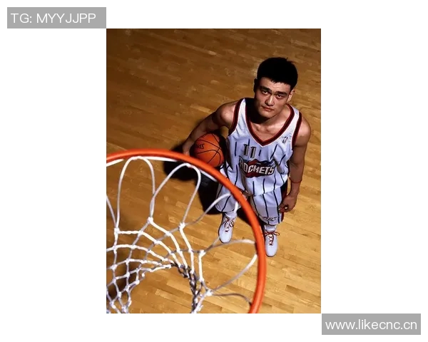 姚明NBA首秀表现平平10分36秒仅得0分2板3犯规令人惋惜