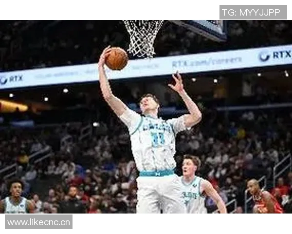 新秀卡尔克布伦纳半场表现抢眼2中2斩获8分3篮板1抢断1盖帽 新秀卡尔克布伦纳半场表现抢眼2中2斩获8分3篮板1抢断1盖帽