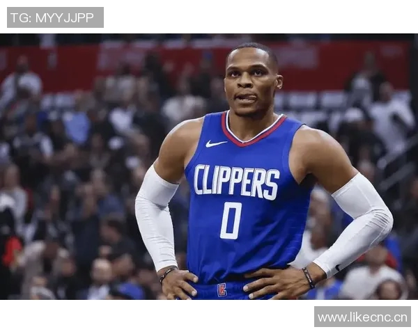 布克称赞吉莱斯皮影响力显著威少防守表现出色训练刻苦 布克称赞吉莱斯皮影响力显著威少防守表现出色训练刻苦