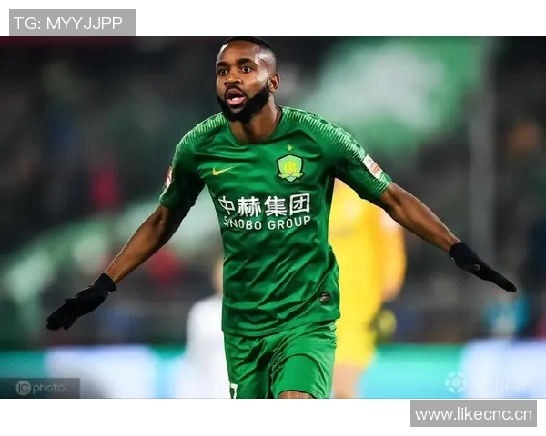 巴坎布门前绝佳机会中横梁球员自投自破成意外进球