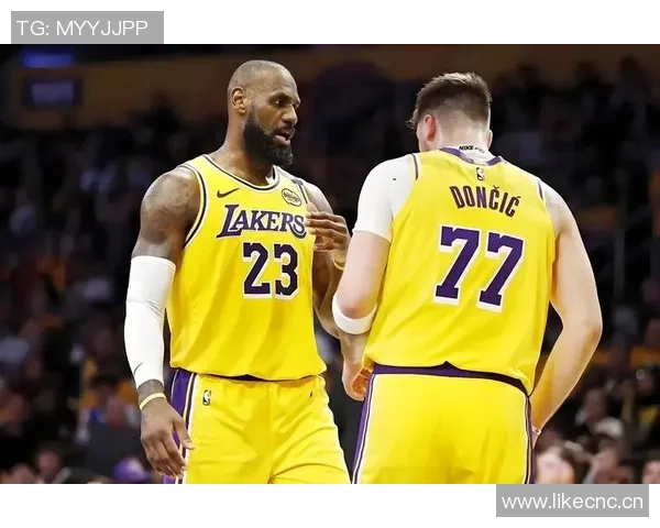 詹姆斯助力八村频频攻筐展现默契配合引发球迷热议