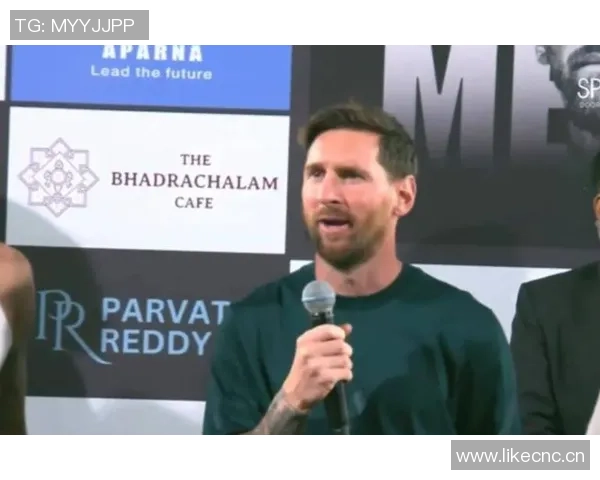 梅西与切特里在孟买球场亲切握手展现友谊与尊重