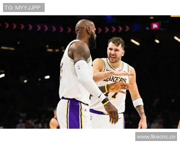 艾顿分享东契奇圣诞礼物喜悦瞬间感谢圣诞老人带来的惊喜