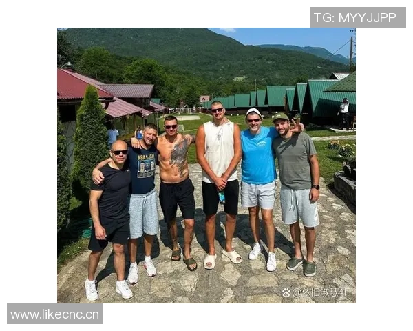 约基奇倒下后昔日好友现身邪魅一笑引发赛场风波