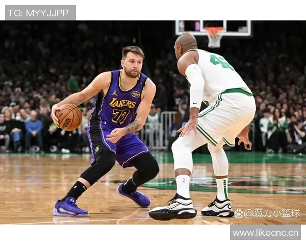 艾顿湖人生涯再创佳绩90命中率砍下20分10篮板追平队史第二多纪录