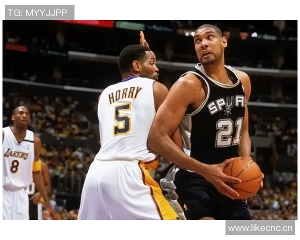 克林根阿伦在比赛中展现奥尼尔风范完全掌控局势 克林根阿伦在比赛中展现奥尼尔风范完全掌控局势