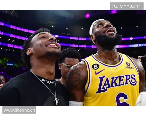 魅力四射的性感名媛Anastasia现场助阵湖人布朗尼与格里芬纷纷为其打call